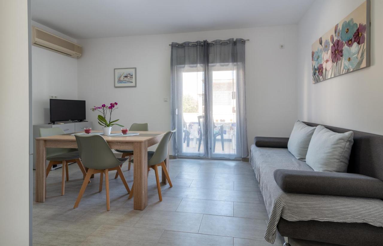 Apartmani Ante & Sime โตรกีร์ ภายนอก รูปภาพ