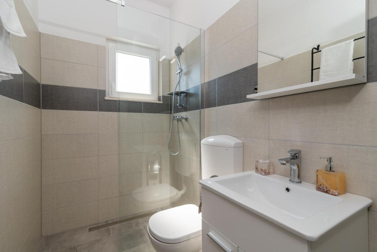 Apartmani Ante & Sime โตรกีร์ ภายนอก รูปภาพ