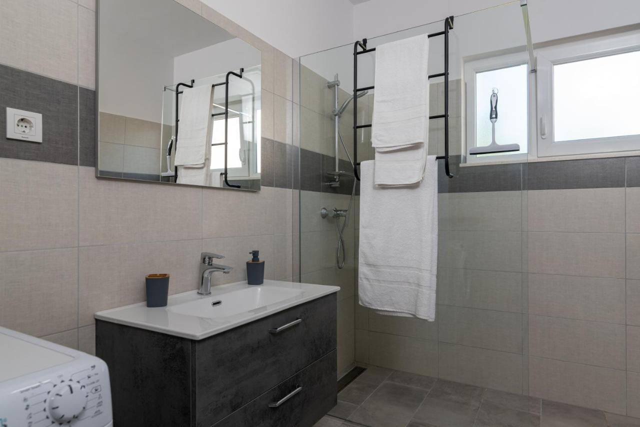 Apartmani Ante & Sime โตรกีร์ ภายนอก รูปภาพ