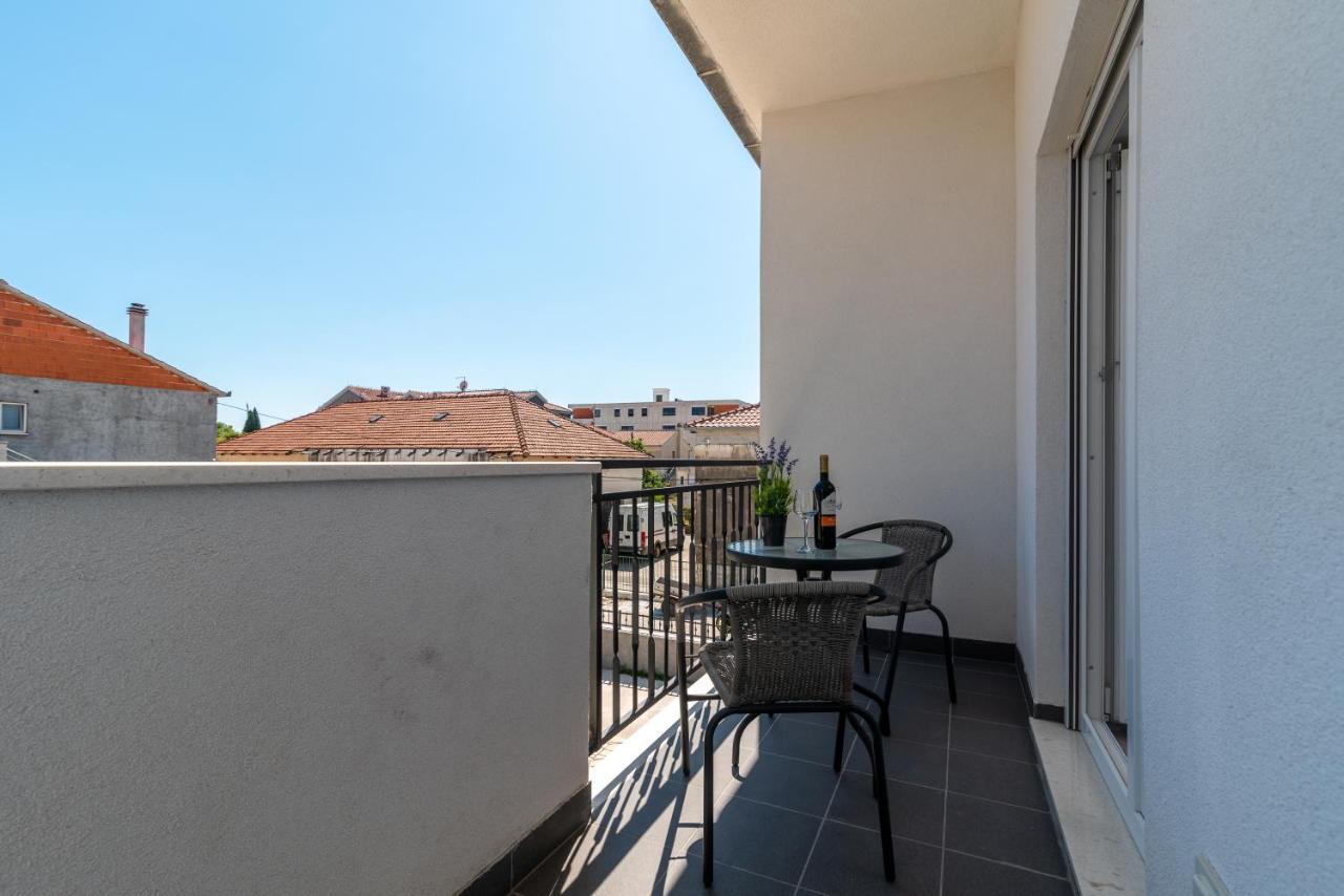 Apartmani Ante & Sime โตรกีร์ ภายนอก รูปภาพ