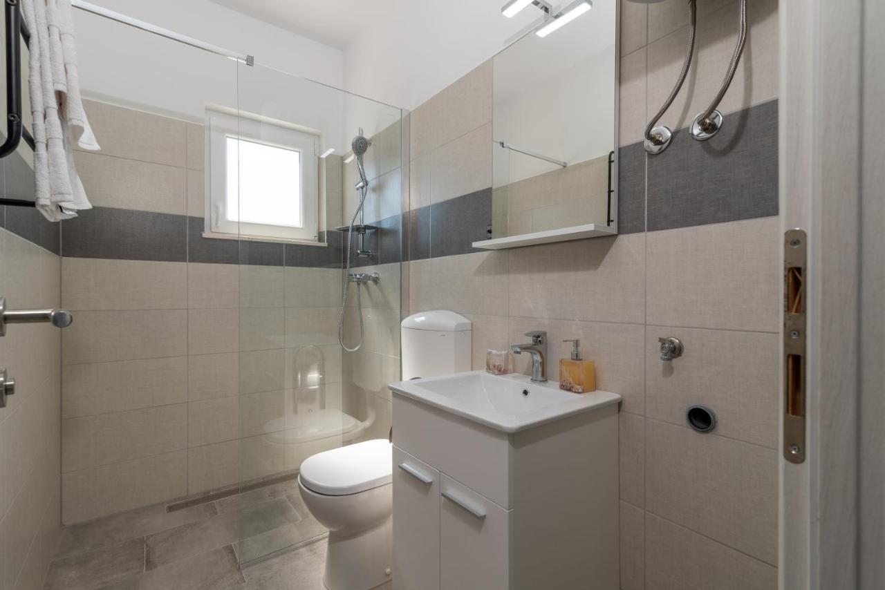 Apartmani Ante & Sime โตรกีร์ ภายนอก รูปภาพ